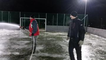 Príprava ľadu na umelej tráve Príprava ľadu na umelej tráve