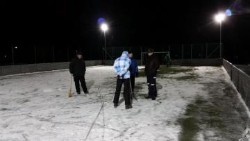 Príprava ľadu na umelej tráve Príprava ľadu na umelej tráve